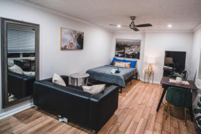 Downtown Studio, Skyline View, Walk to Attractions